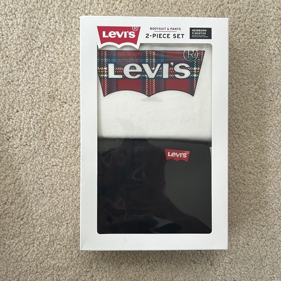 Levi’s infant  bodysuit and pants two-piece set size 9 months - Picture 1 of 4